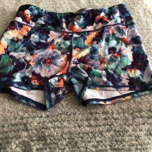 American Eagle floral yoga shorts size Large